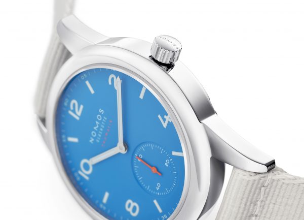 Nomos Club Neomatik Siren Blue (ref 742) (close-up)