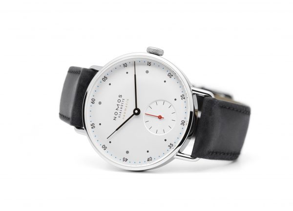 Nomos Metro Neomatik (ref 1106) - on its side