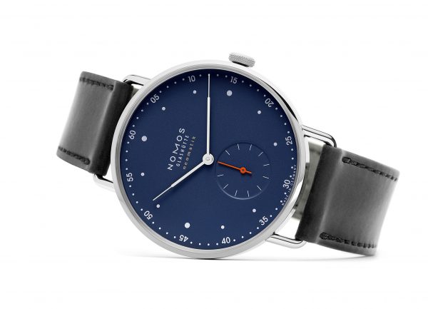 Nomos Metro Neomatik 39 Midnight Blue (ref 1115) - on its side