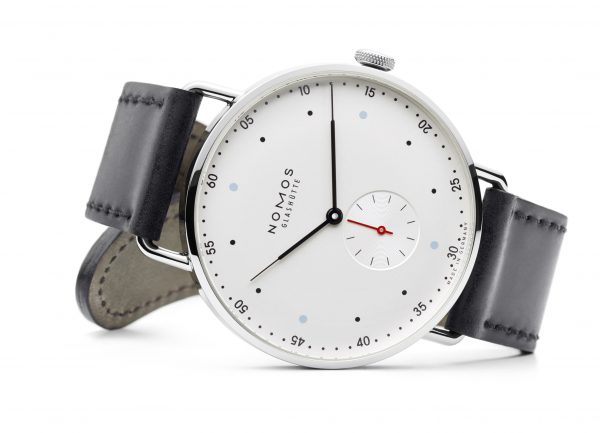 Nomos Metro 38 (ref 1108) - on its side