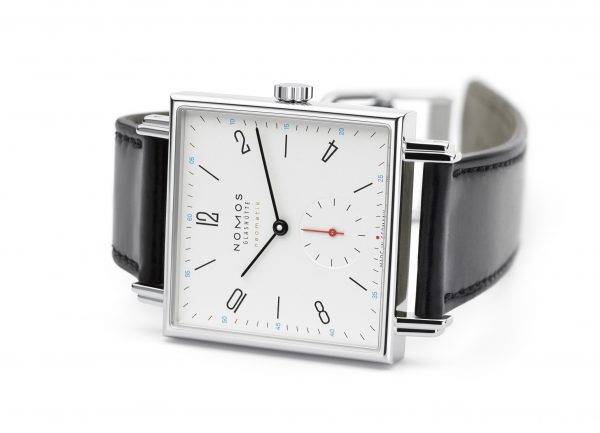 Nomos Tetra Neomatik 39 (Ref 421) - on its side