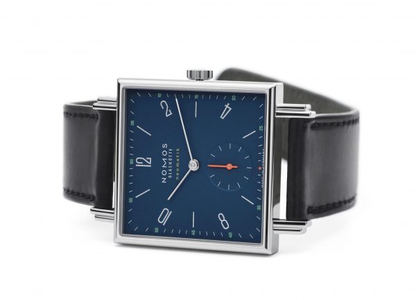 Nomos Tetra Neomatic 39 Midnight Blue (Ref 422) - on its side