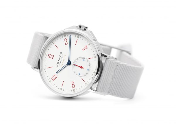Nomos Ahoi Neomatic Siren White (Ref 564) - on its side