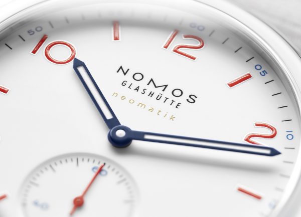 Nomos Club Neomatic Siren White (Ref 744) - detail