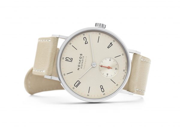 Nomos Tangente Neomatik Champagne (ref 176) - on its side