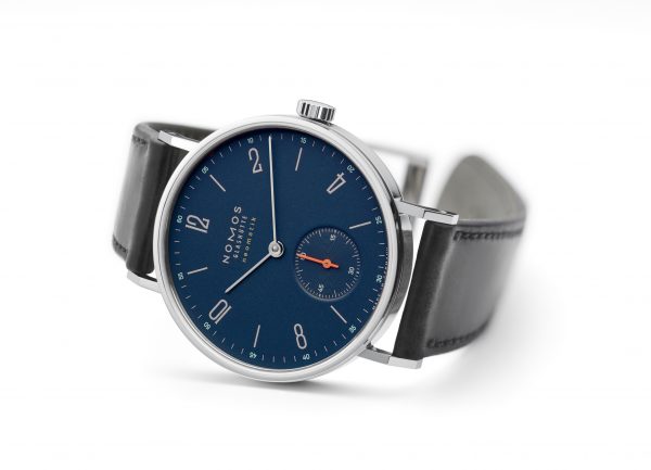 Nomos Tangente Neomatik Midnight Blue (ref 177) - on its side