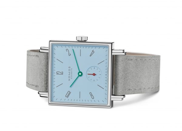 Nomos Tetra Azure (Ref 496/479) - on its side