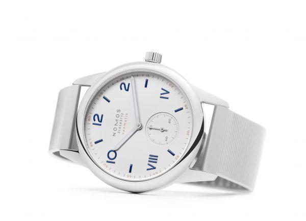 Nomos Club Campus neomatik 39 (ref. 765) on its side